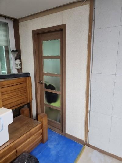 표면 정리 중인 수납장