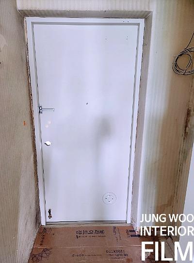 힌지가 노출된 여닫이 도어와 프레임 상하부