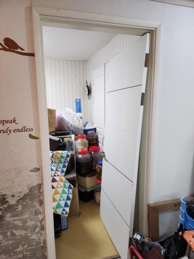 수납장과 가구가 놓인 실내 공간