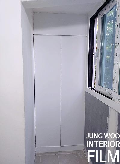 수납장과 창문이 인접한 구역의 시공 모습