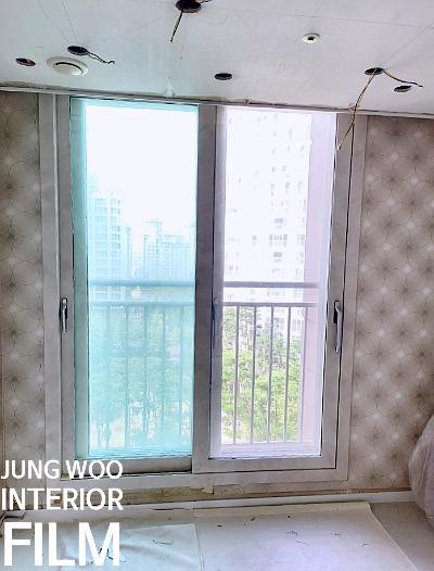 샷시 틈새까지 채우는 모습