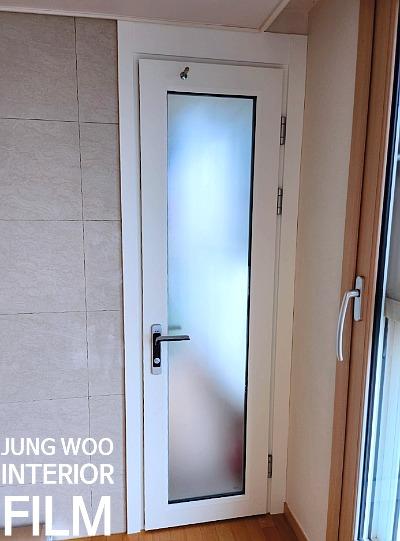 유리 패널과 베이지 톤 필름으로 마감된 도어