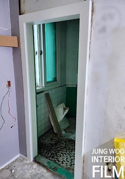 화이트 문틀과 내부 타일 벽면의 모습