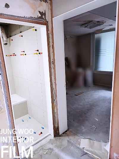 정밀한 마감을 위해 도구를 사용하는 모습