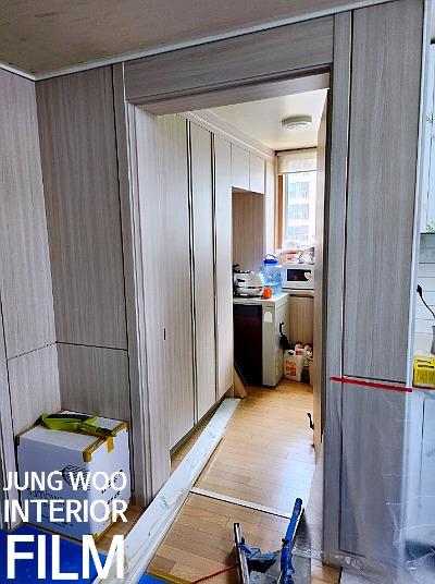 수납장 면을 채워가는 작업 모습
