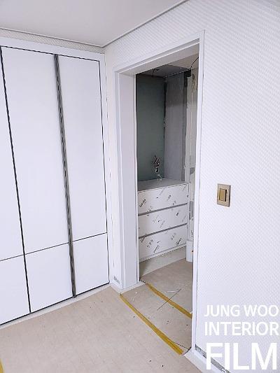 수납장과 바닥 접합부 마무리 모습