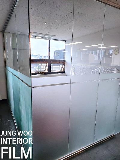 유리 벽과 창문이 있는 내부 공간의 모습