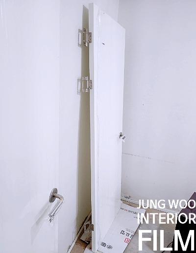 힌지가 고정된 여닫이 도어의 상부 마감 지점