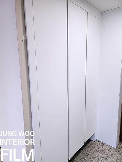 바닥재와 인접한 수납장 시공 과정