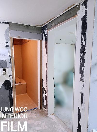 흰색과 검정색 마감이 진행 중인 복도