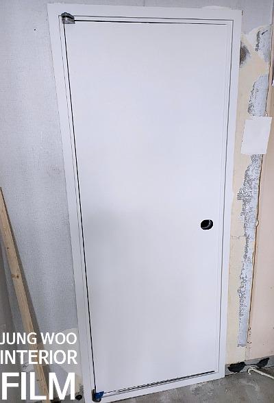 흰색 도어와 나무 보드가 놓인 공사 현장