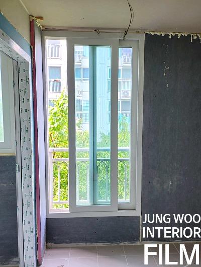 흰색 타일 바닥과 검은색 벽면이 있는 발코니 창호