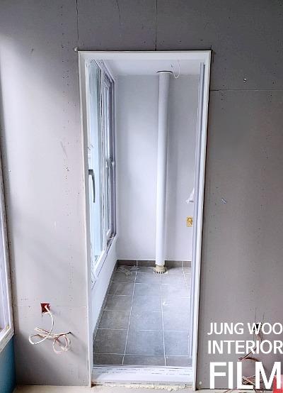 흰색 배관과 전선이 노출된 실내 벽면