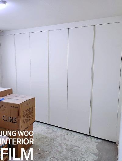 벽면 흠집이 보이고 시공사 표기가 된 작업 공간