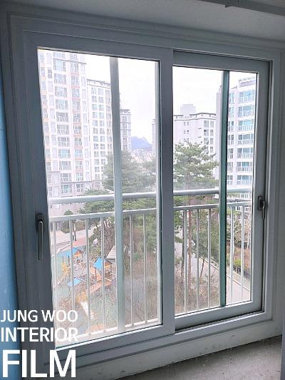 유리 패널과 맞닿은 창호 프레임