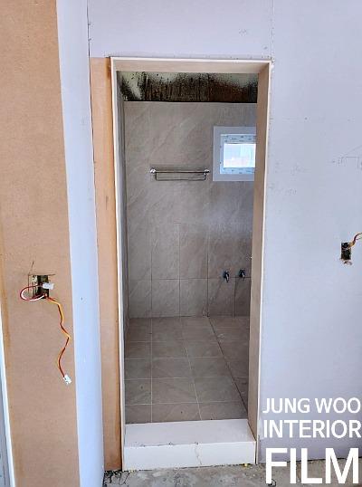 타일 벽면과 노출된 전선이 보이는 내부 공간