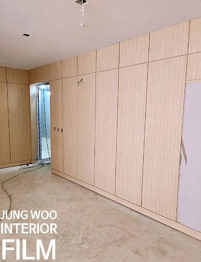 흙바닥 상태의 목재 패널 마감 공간