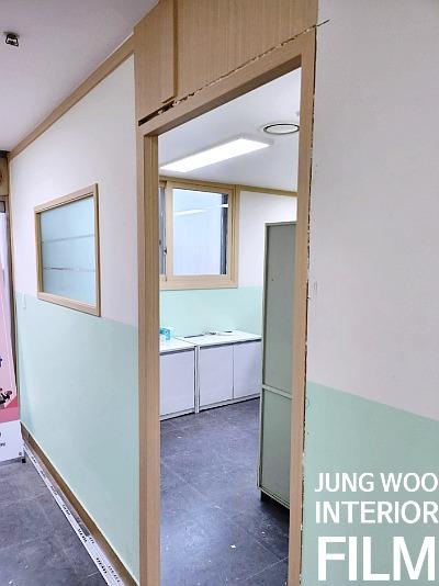 목재 테두리 유리 패널이 설치된 통로