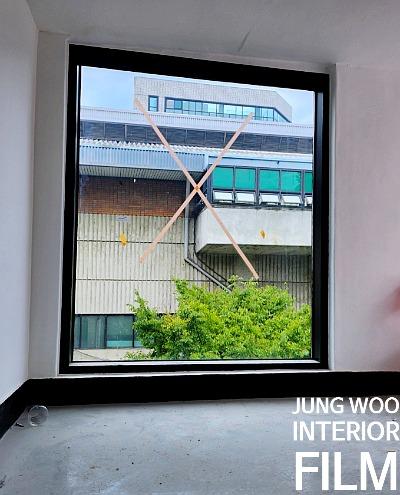 외부 건물이 보이는 창문 프레임 근접샷