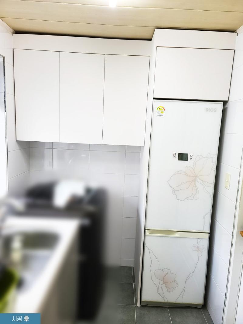 화이트 시트지로 리폼이 완료된 주방의 모습