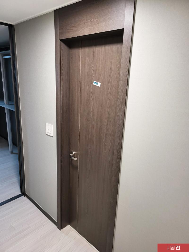 시공 전 짙은 월넛색의 도어와 프레임