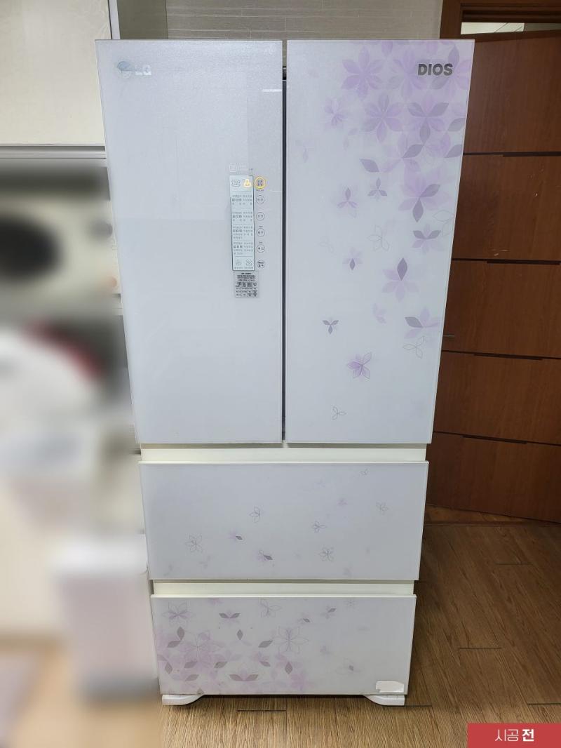 리폼 전 검정색 수납장의 모습