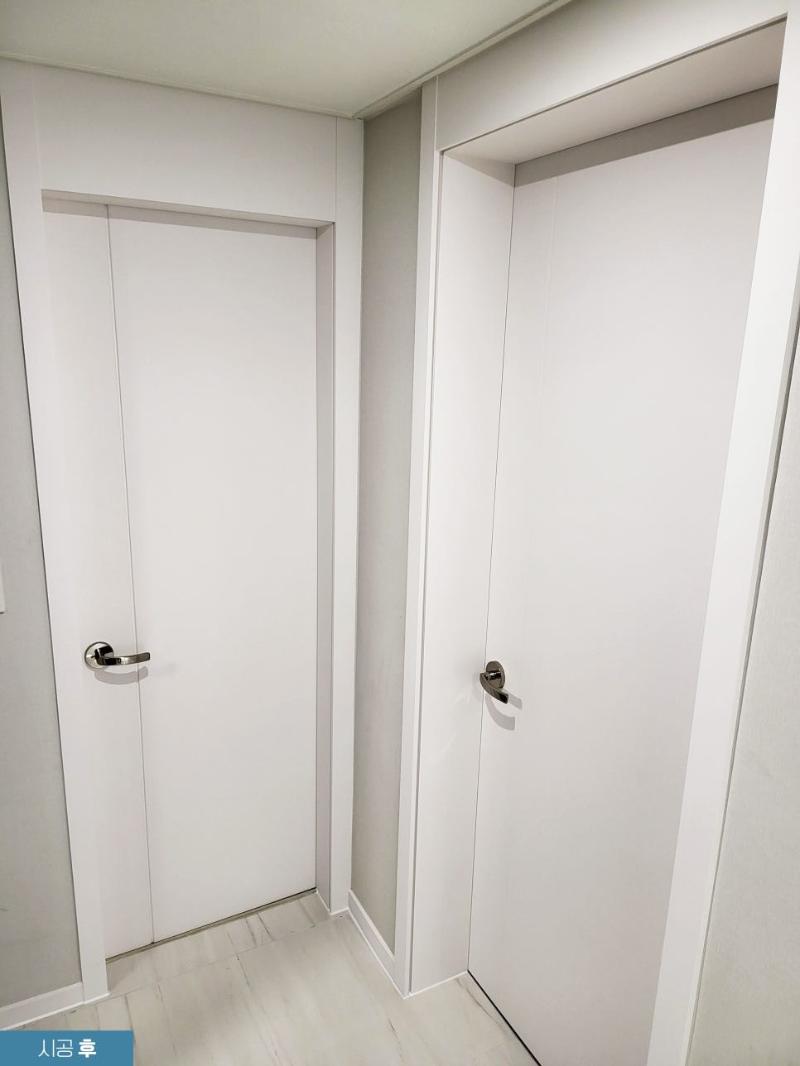 밝은 색상의 문과 벽면이 이어지는 복도