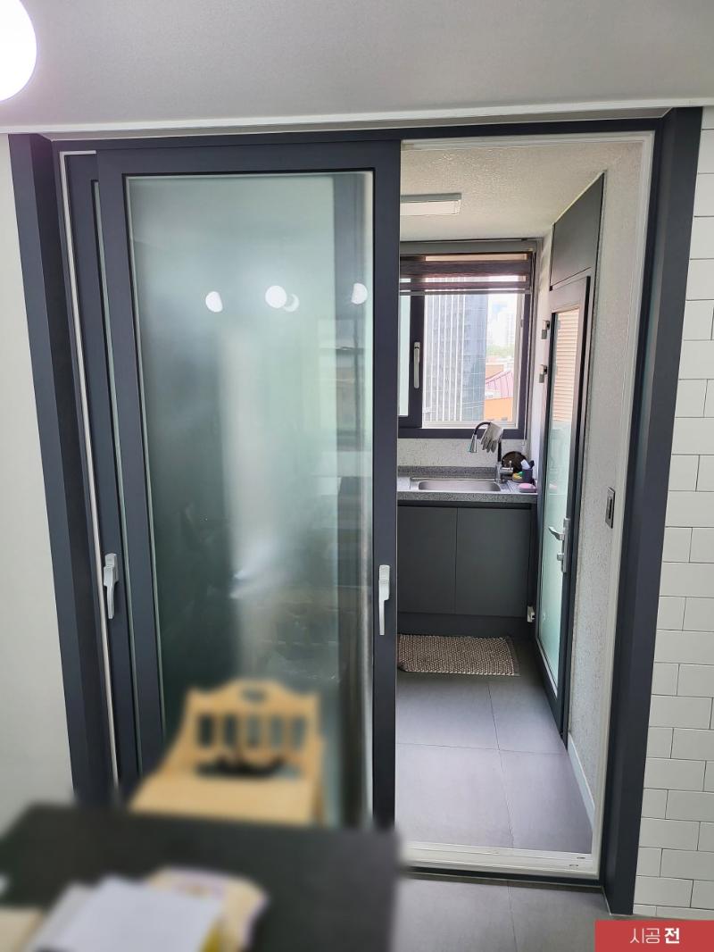 주방 싱크볼 주변의 필름 시공 과정