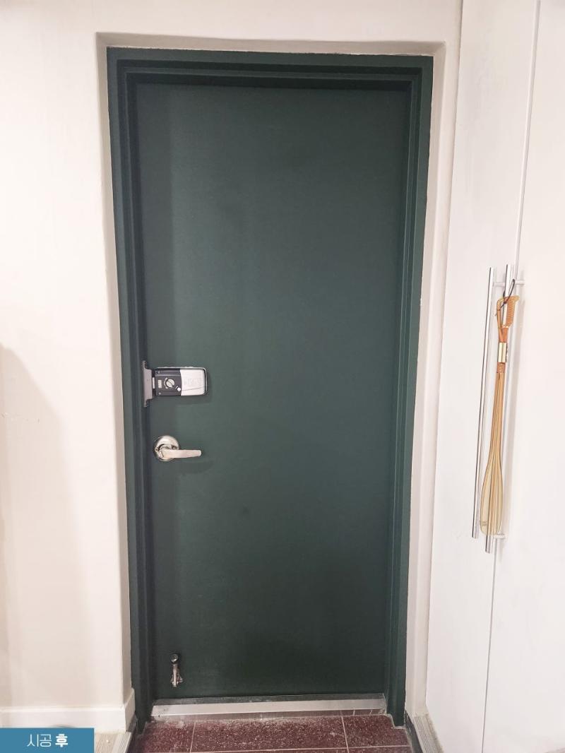딥그린 컬러로 리폼된 도어와 손잡이 모습