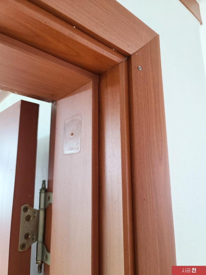 시공 전 힌지가 보이는 체리색 여닫이 도어