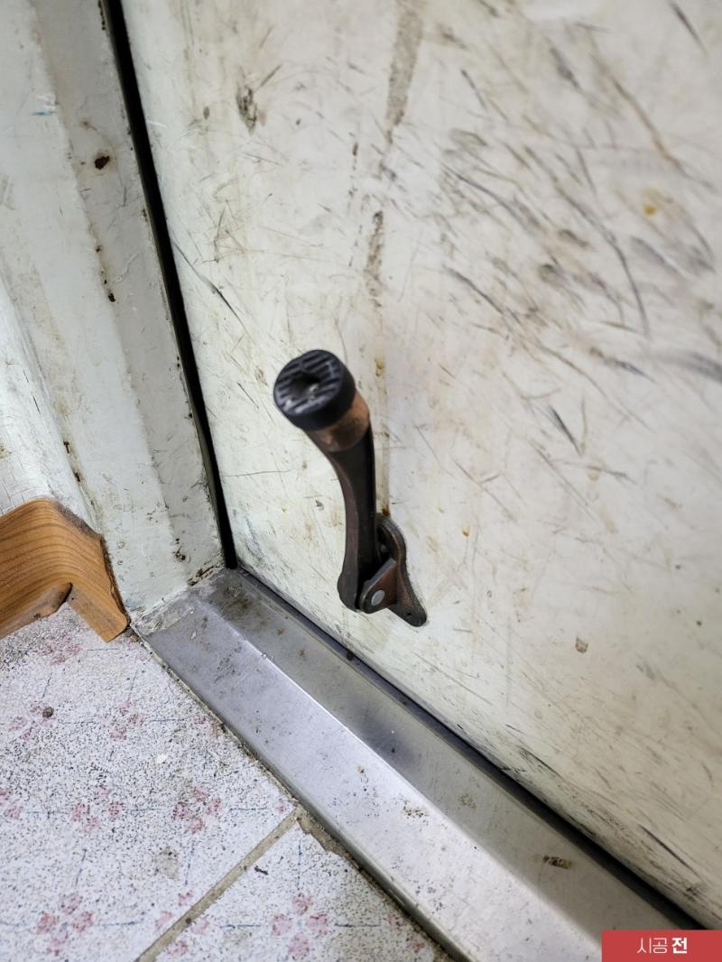 오염과 마모가 진행된 시공 전 도어 하부 패널