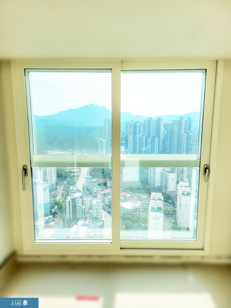 창문 프레임의 굴곡진 면 마감 작업