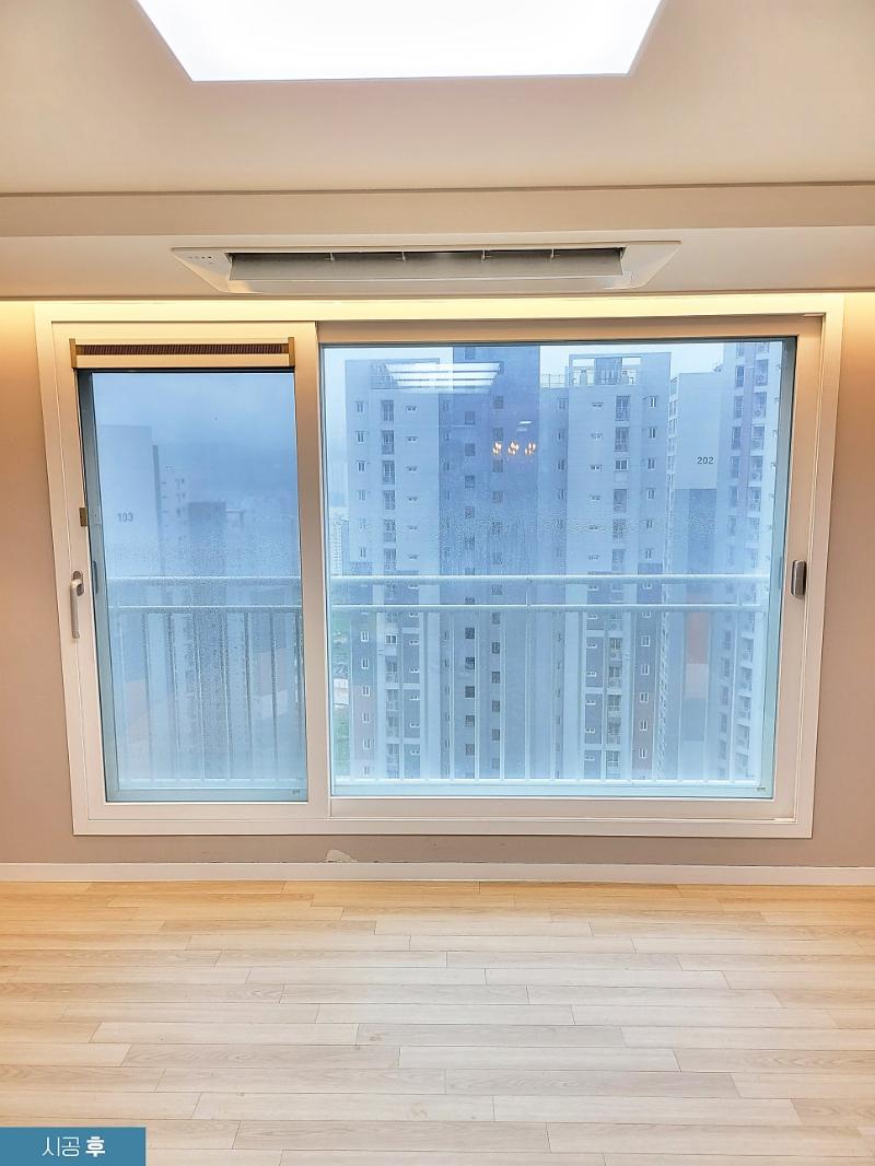 에어컨과 스카이 라이트가 설치된 실내 전경