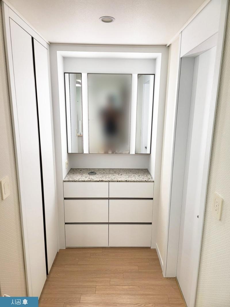 SG122 화이트 필름으로 마감된 화장대 공간