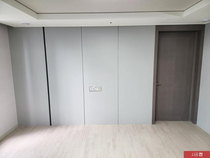 흰색 벽면과 베이지색 바닥재가 맞닿은 실내