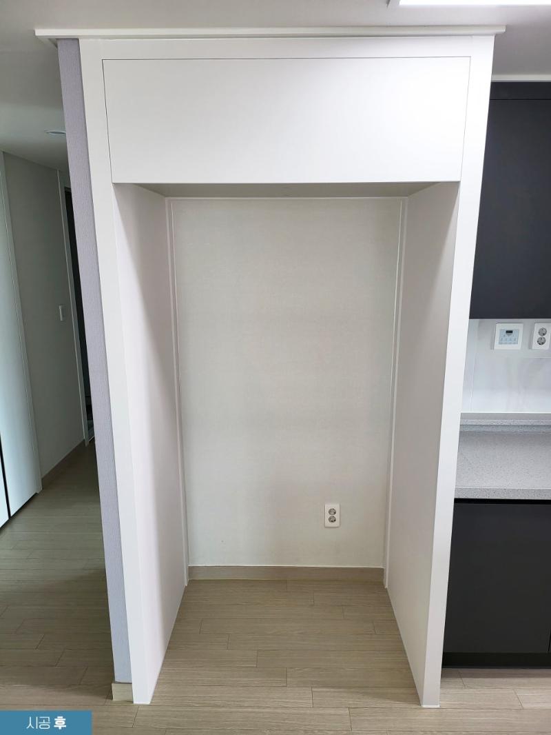 화이트 필름으로 리폼된 수납장과 벽면