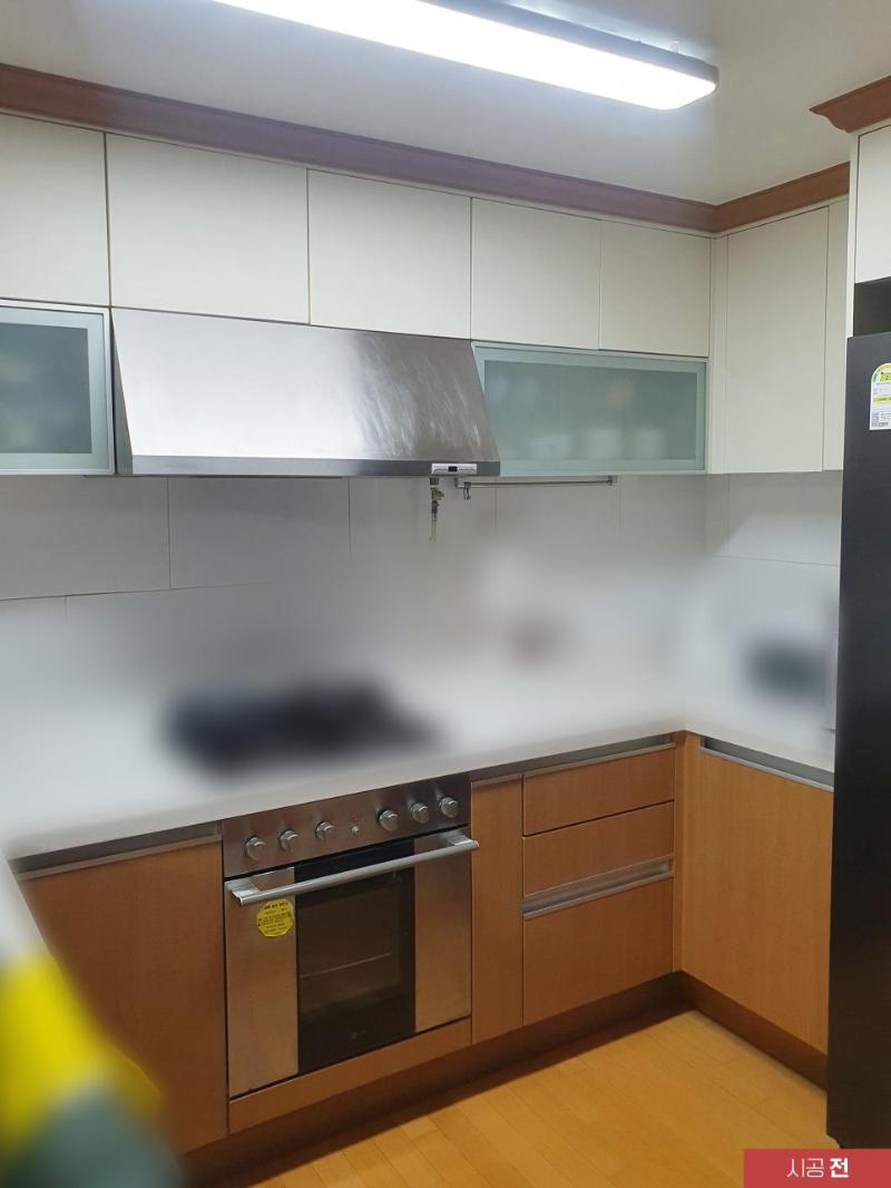 수납장 래핑 작업이 이루어지는 과정