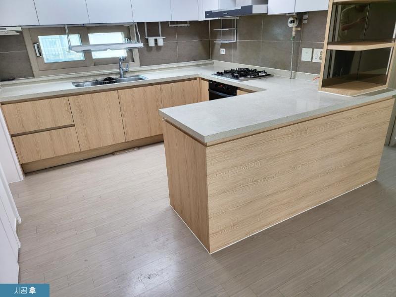 SG113 화이트 상부장과 NG2020 우드 하부장의 조합