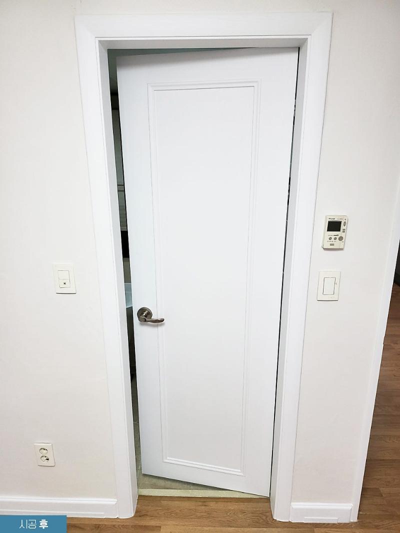 힌지가 보이는 여닫이 도어의 화이트 마감 상태