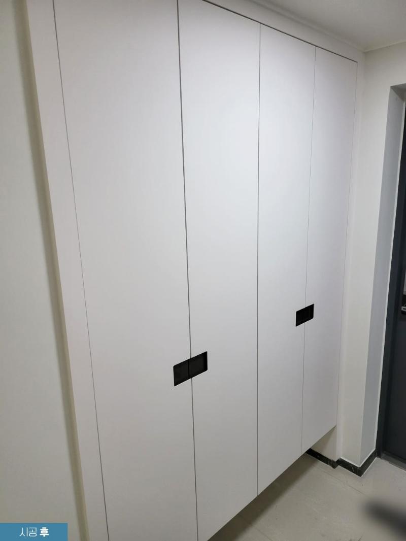 검은색 장식판이 포인트인 화이트 복도 수납장