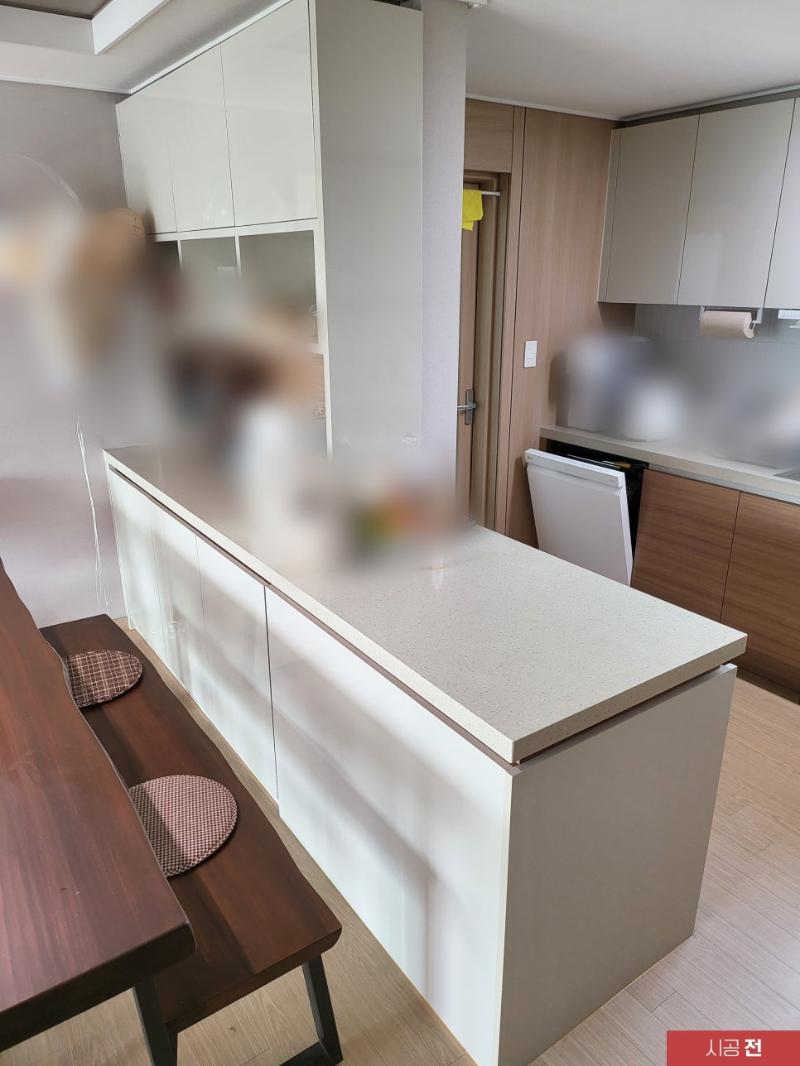 아일랜드와 식탁이 놓인 시공 전 주방 내부