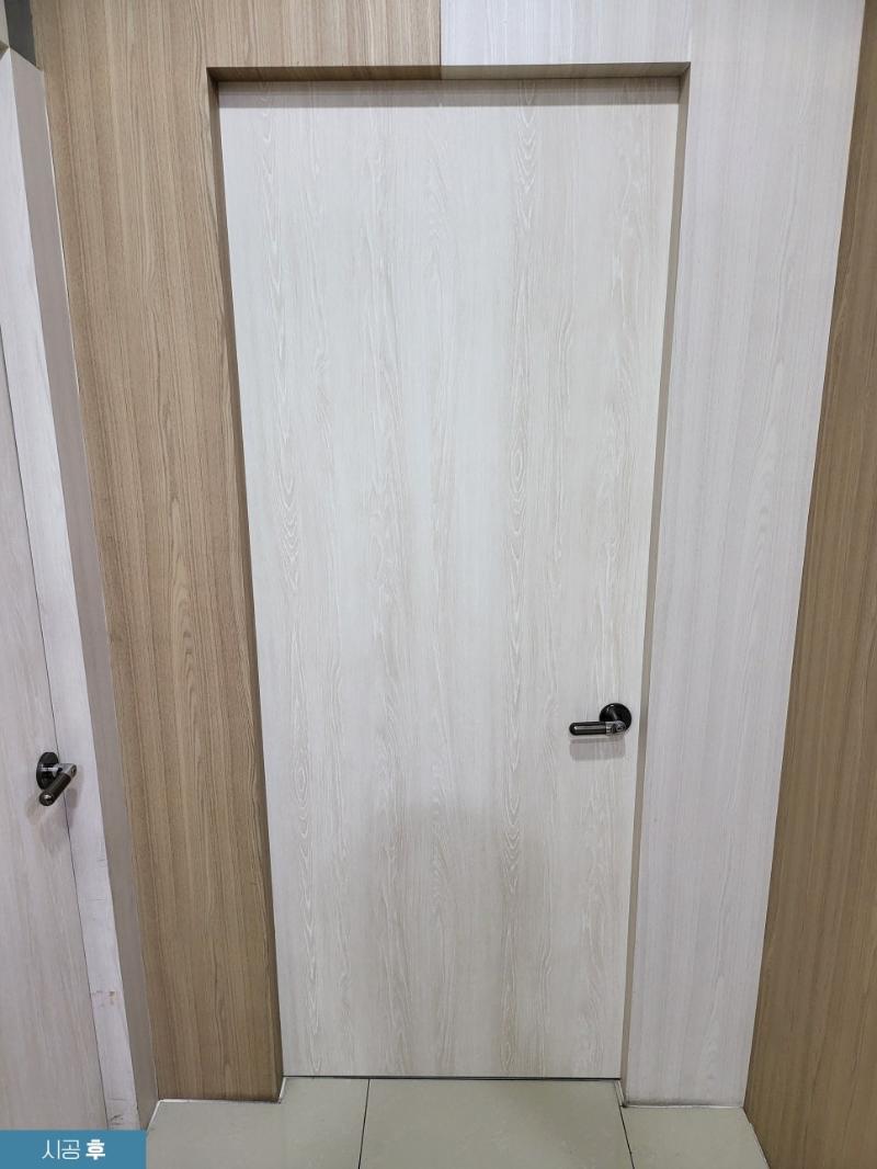 상하부 패널까지 균일하게 마감된 도어 모습