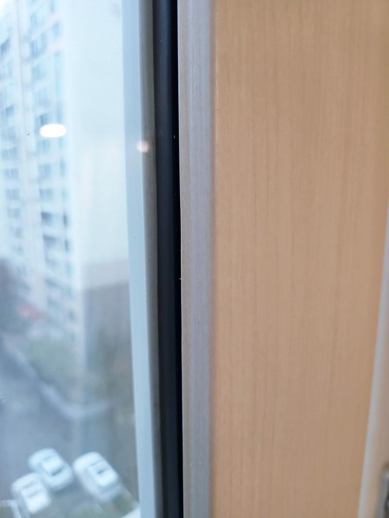 필름 시공 전 창문 실리콘 제거 과정