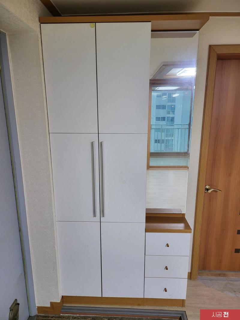 시공 전 나무 테두리 창문과 수납장이 있는 현관