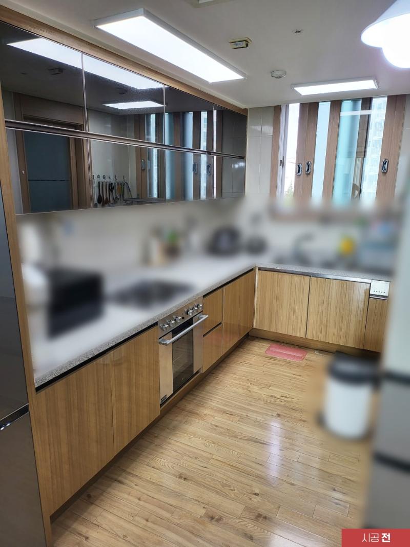 기존 시트지 제거 및 밑작업이 진행 중인 주방