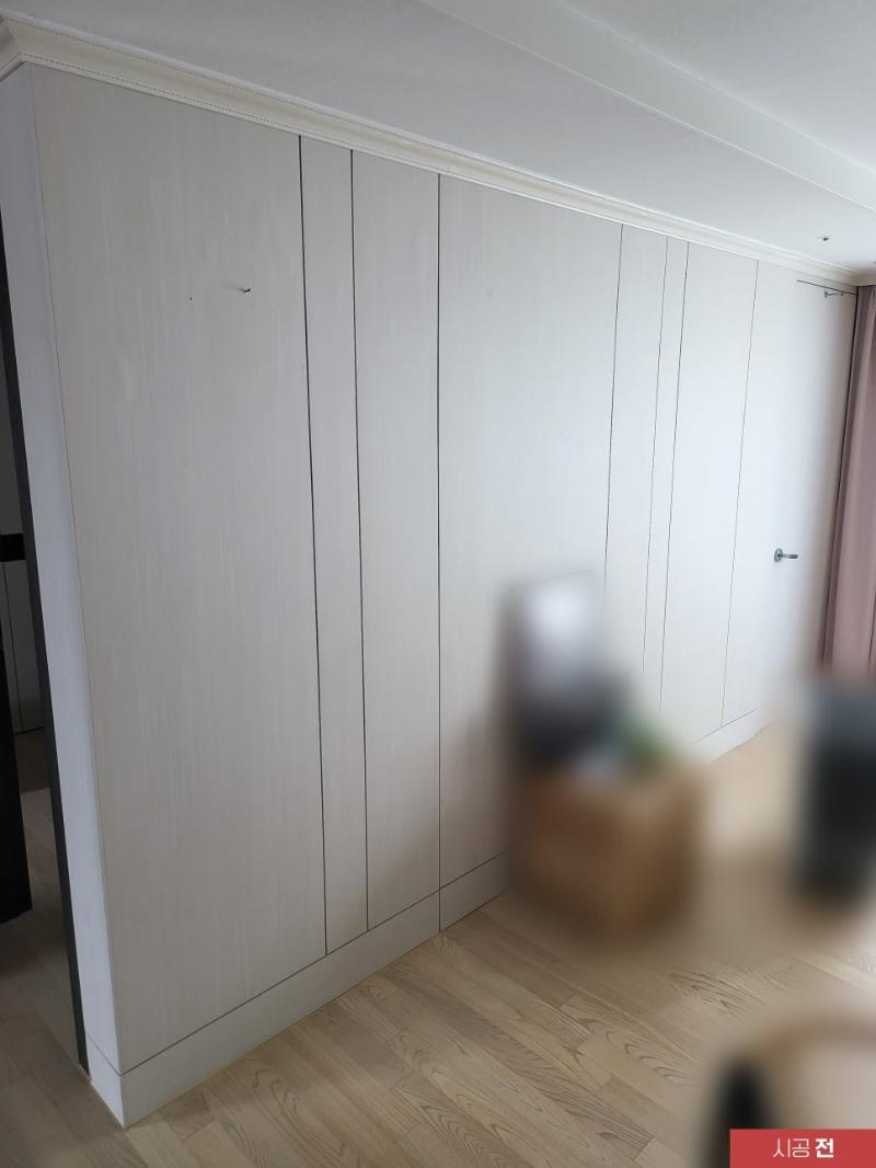 수납장 하단부 래핑 작업이 진행 중인 모습