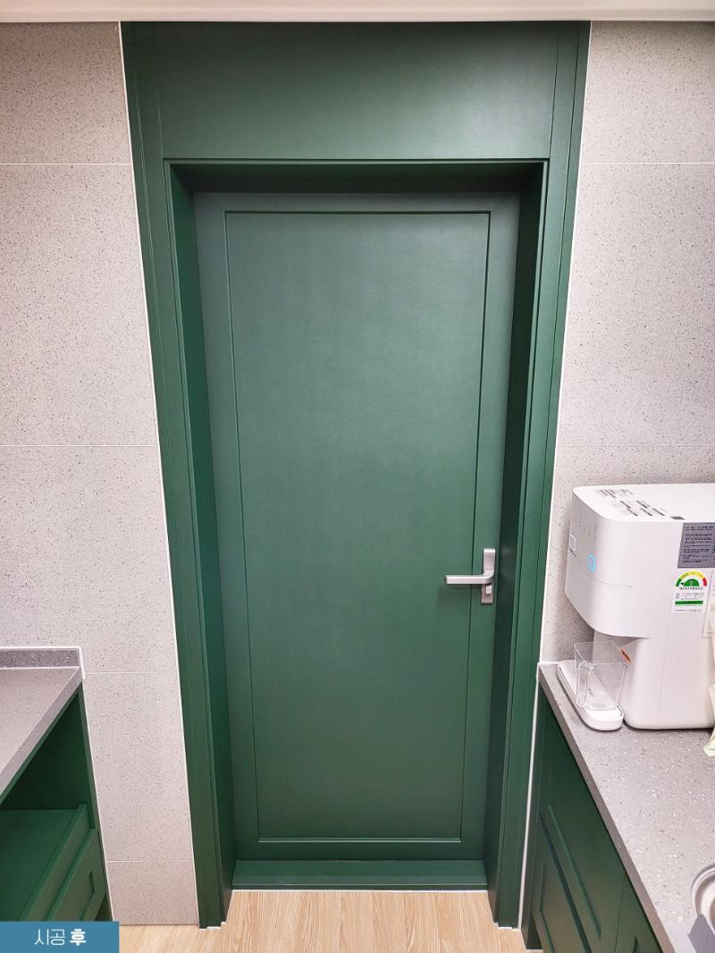진녹색으로 포인트 마감된 도어와 프레임