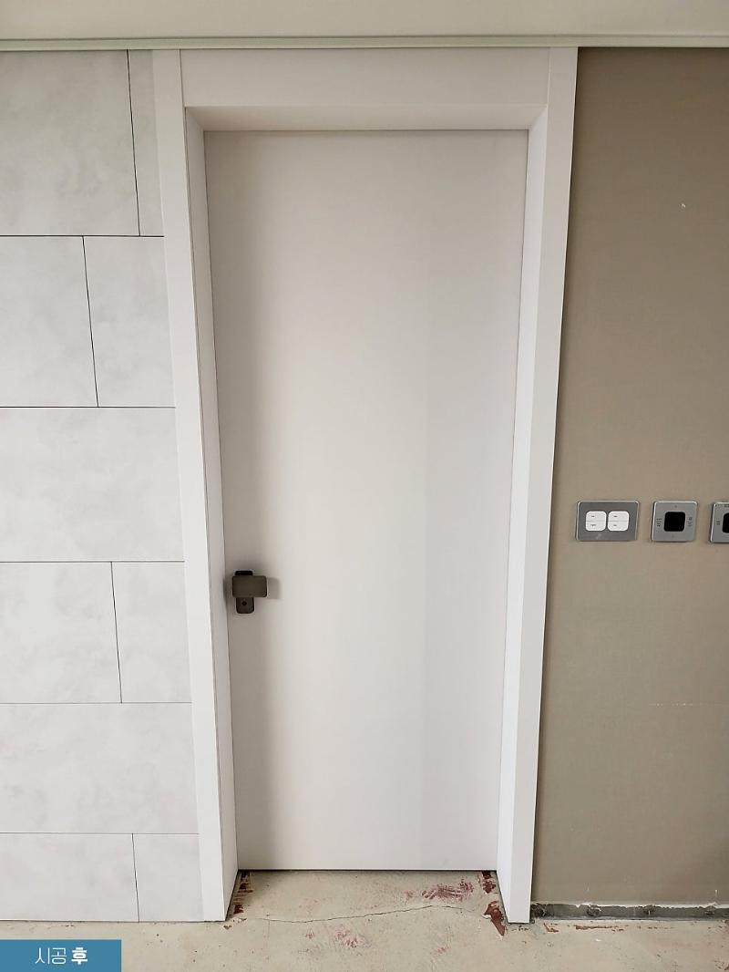 힌지가 보이는 여닫이 도어 상부의 마감 상태