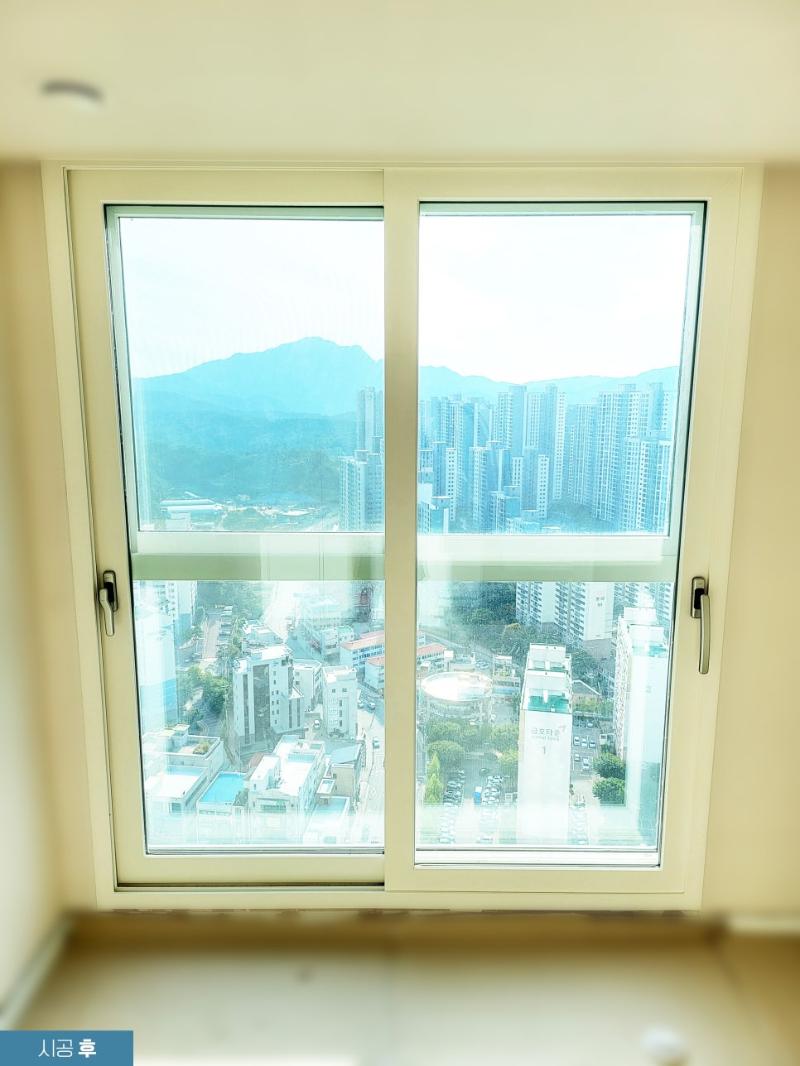 수납장과 창문이 인접한 구역의 시공 중 모습