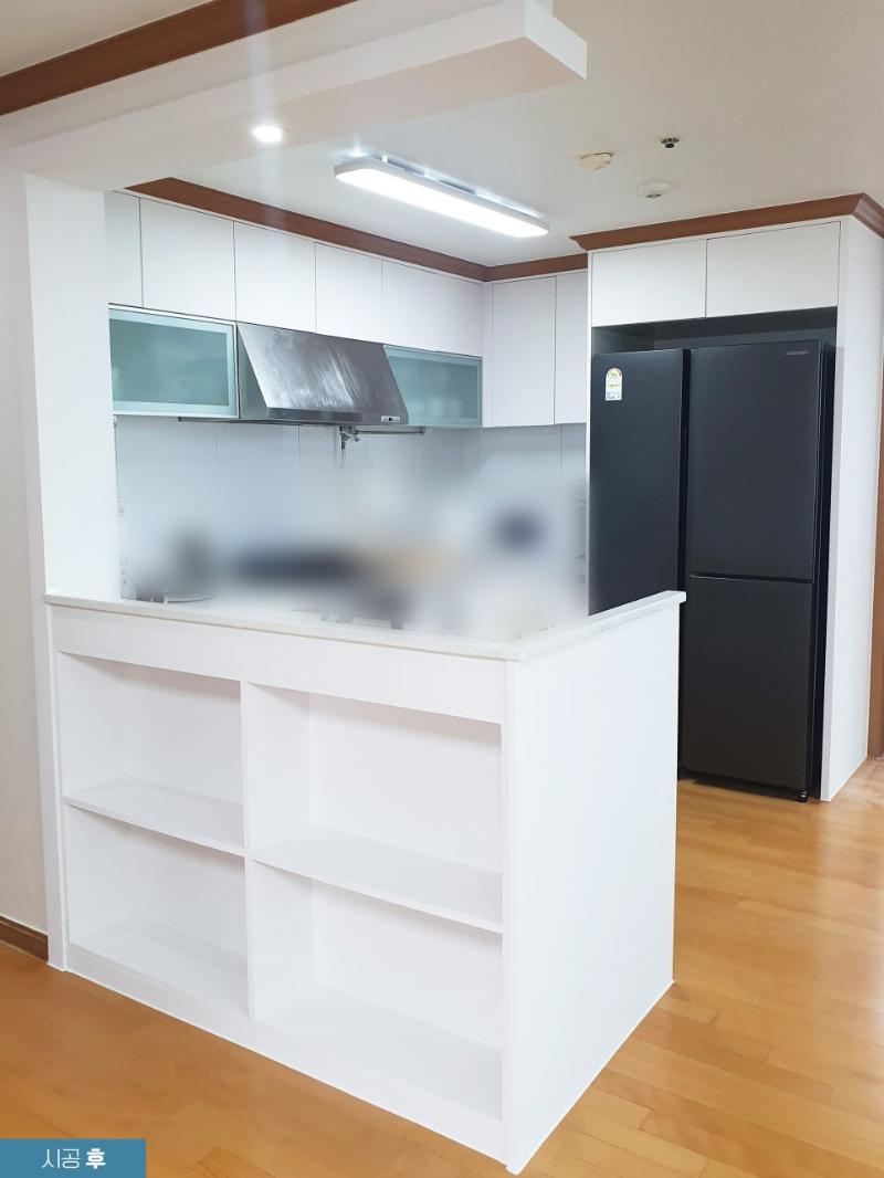화이트 톤으로 마감된 수납장과 카운터 공간